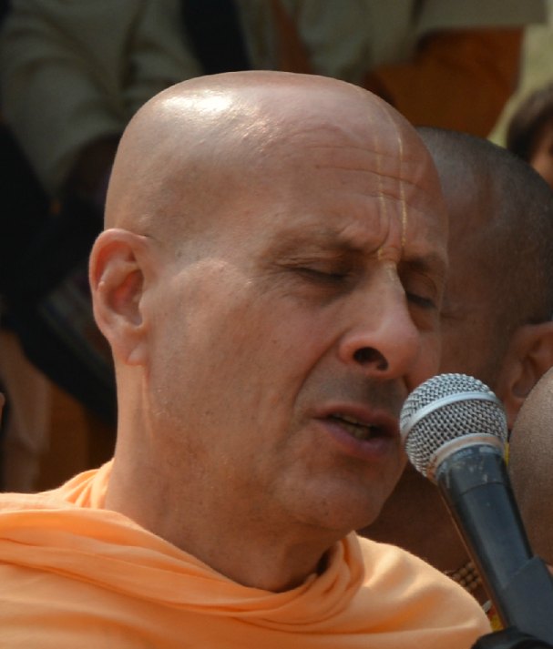 Radhanath Swami singing at Govardhan